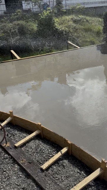 Ferskt betongdekke i forskaling