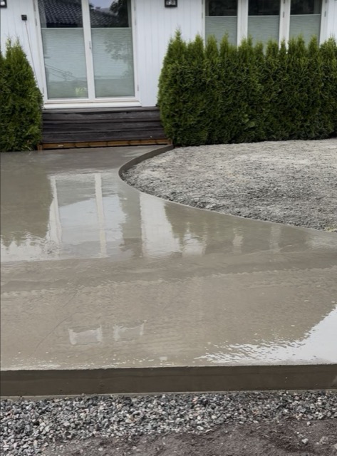 Nystøpt betongterrasse med kurvet kant