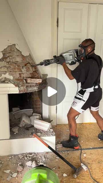 Reel: gammel peis rives med meiselhammer